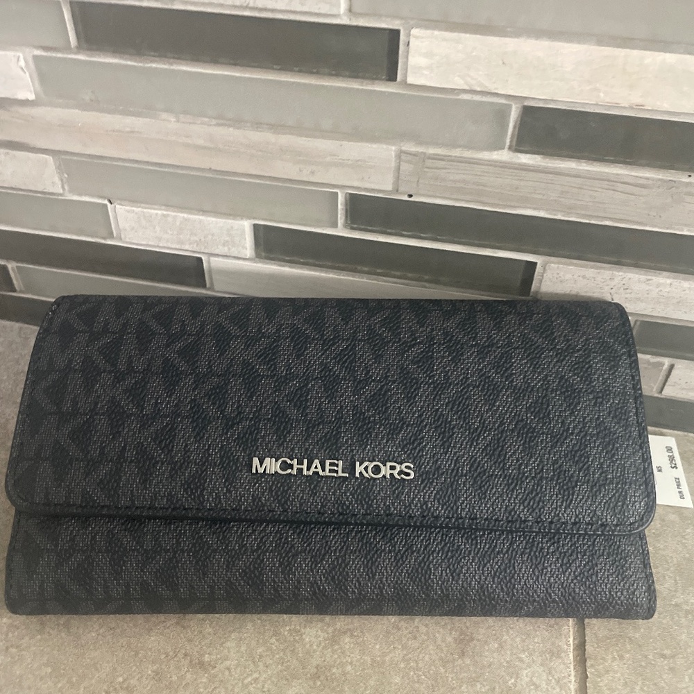 (HOT SALE) Michael Kors full size women’s wallet